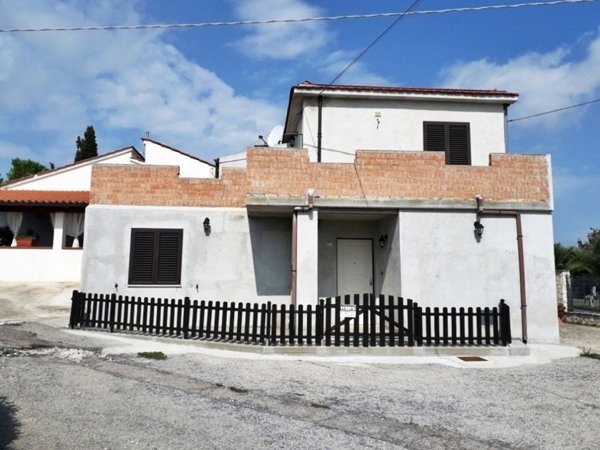 casa indipendente in vendita a Chieti in zona Cascini