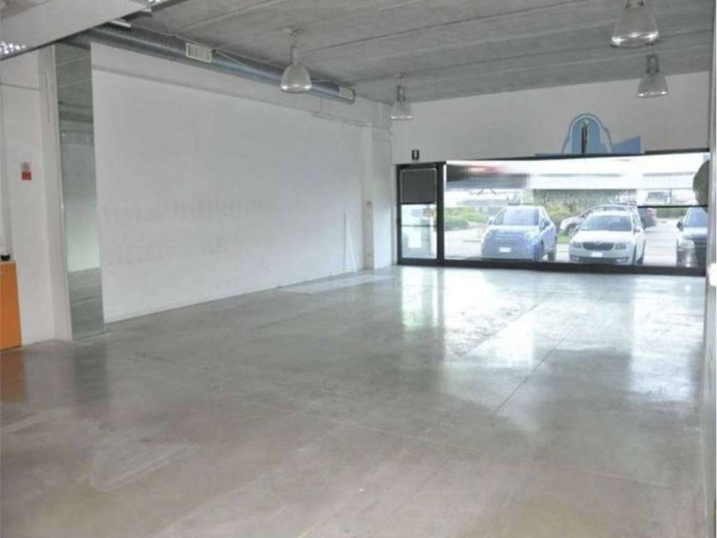 locale commerciale in vendita a Chieti in zona Chieti Scalo