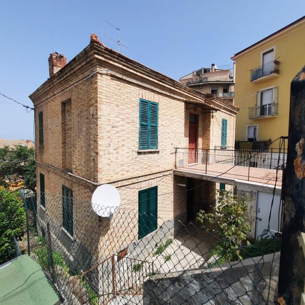 casa indipendente in vendita a Chieti