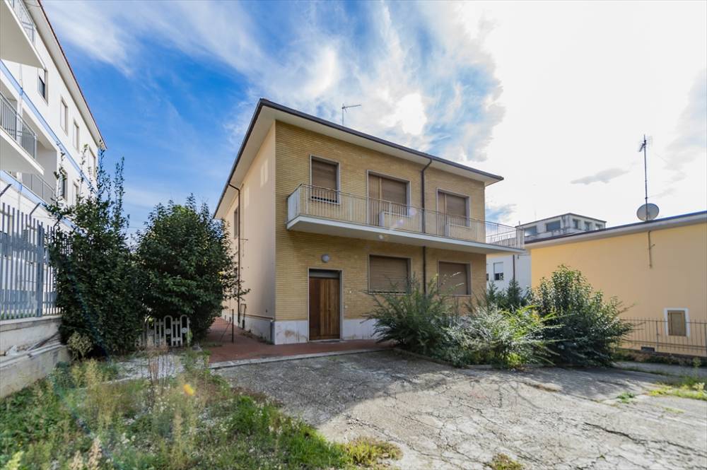 casa indipendente in vendita a Chieti in zona Tricalle