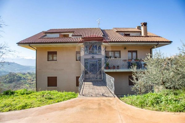 casa indipendente in vendita a Chieti