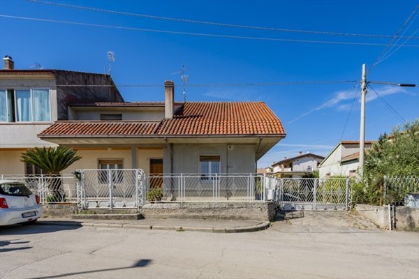 casa indipendente in vendita a Chieti in zona Brecciarola