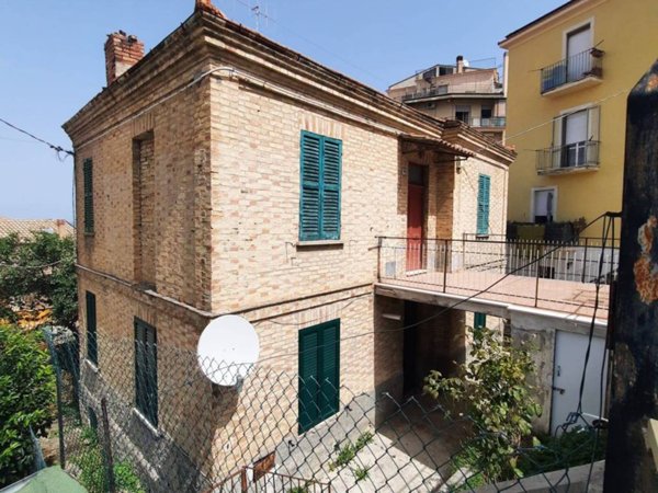 casa indipendente in vendita a Chieti