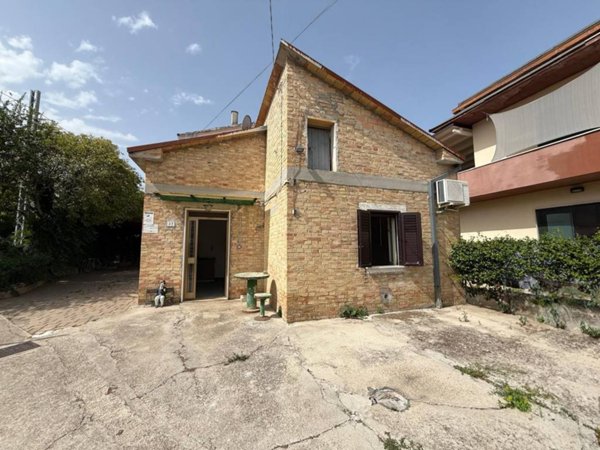 casa indipendente in vendita a Chieti in zona Brecciarola