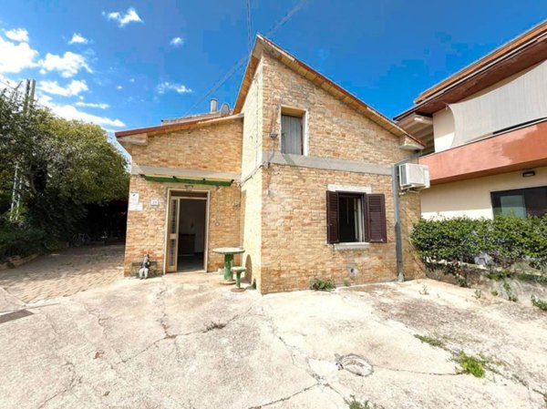 casa indipendente in vendita a Chieti in zona Brecciarola