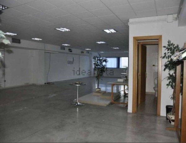 locale commerciale in vendita a Chieti in zona Chieti Scalo