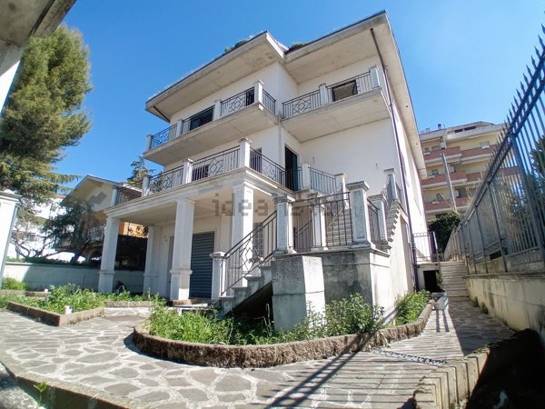 casa indipendente in vendita a Chieti in zona Colle Arenazze