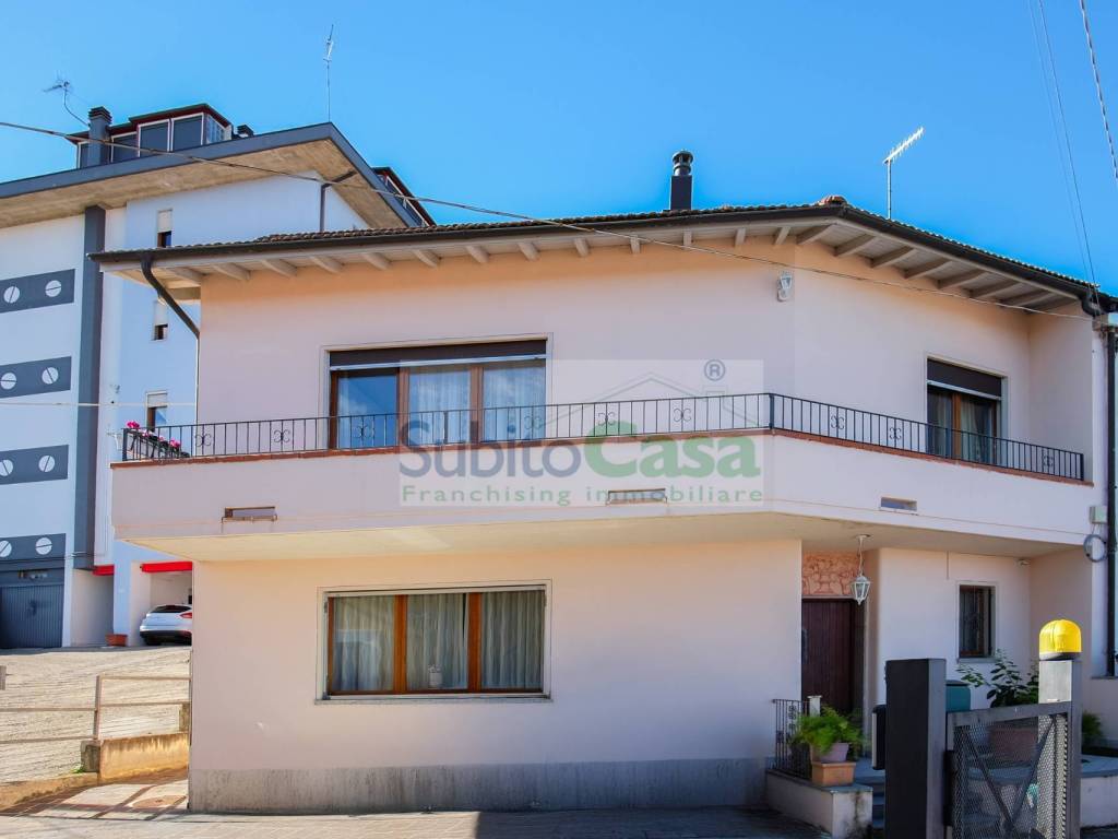 casa indipendente in vendita a Chieti in zona Tricalle