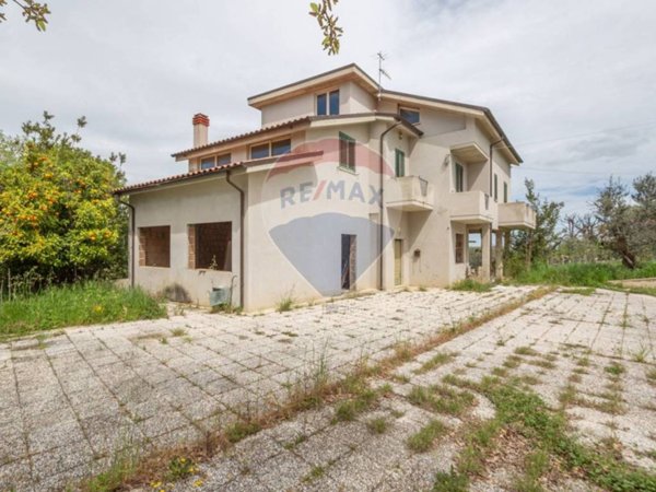 casa indipendente in vendita a Chieti in zona Villa Toppi