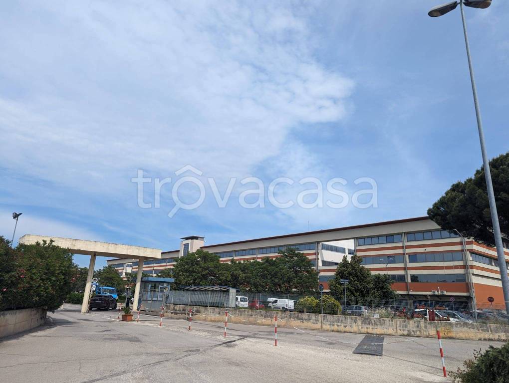 locale commerciale in vendita a Chieti in zona Chieti Scalo