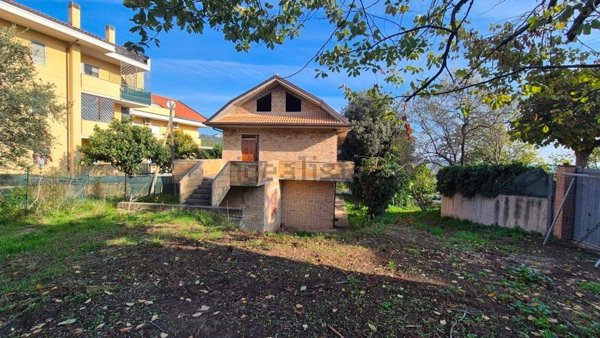 casa indipendente in vendita a Chieti in zona Tricalle