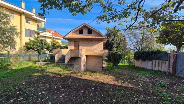 casa indipendente in vendita a Chieti in zona Tricalle