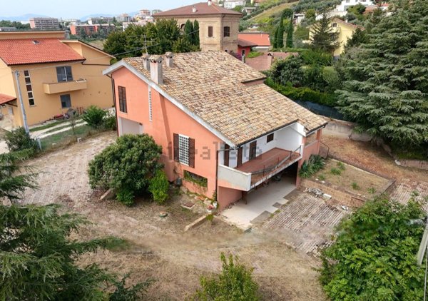 casa indipendente in vendita a Chieti in zona Centro Città