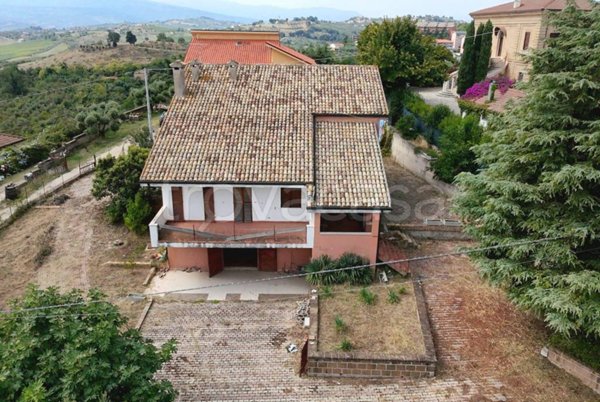 casa indipendente in vendita a Chieti in zona Centro Città