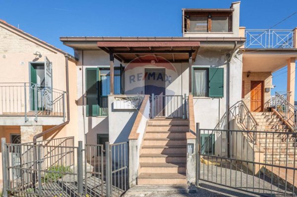 casa indipendente in vendita a Chieti in zona Colle dell'Ara
