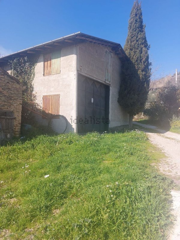 locale di sgombero in vendita a Chieti