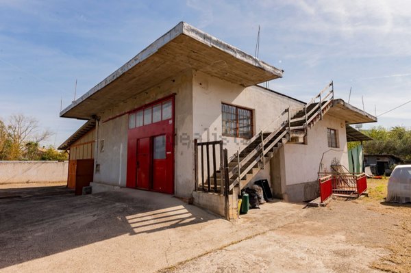 capannone in vendita a Chieti in zona Chieti Scalo