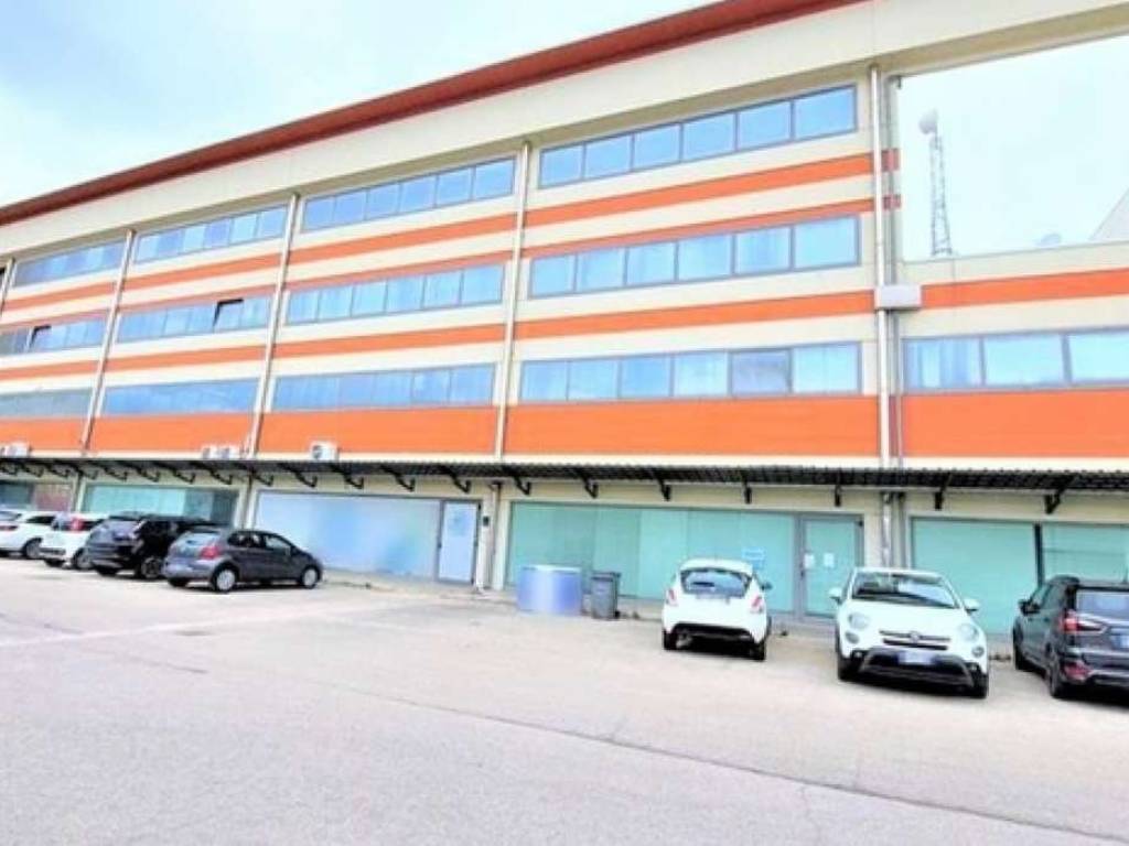 locale commerciale in vendita a Chieti in zona Chieti Scalo