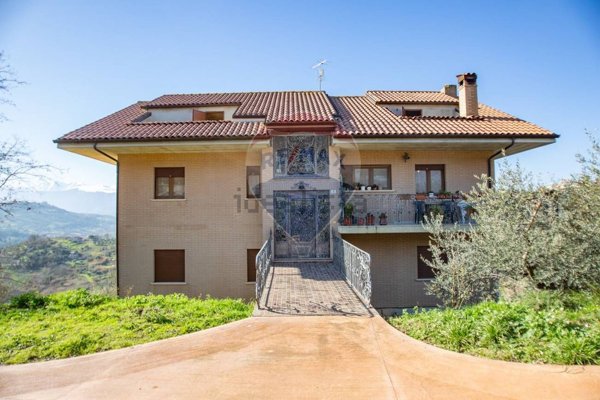 casa indipendente in vendita a Chieti