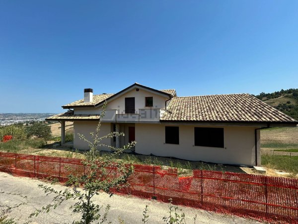 casa indipendente in vendita a Chieti