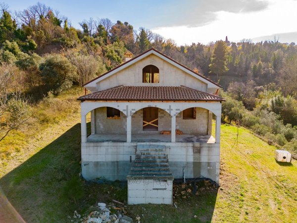 casa indipendente in vendita a Chieti in zona San Salvatore