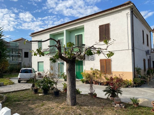 casa indipendente in vendita a Chieti in zona Brecciarola