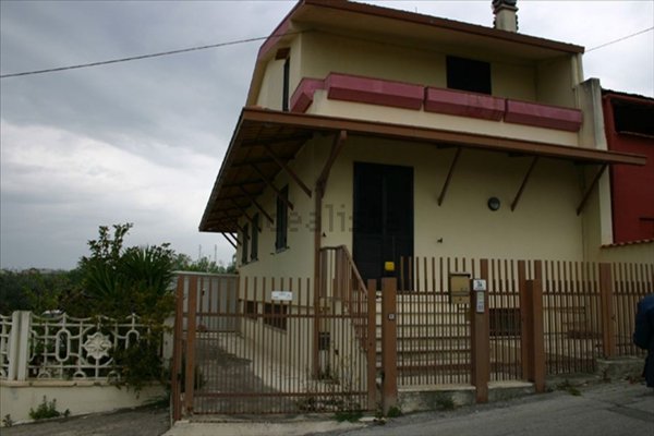 casa indipendente in vendita a Chieti in zona San Salvatore