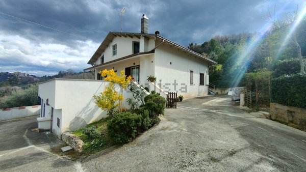 casa indipendente in vendita a Chieti in zona Centro Città