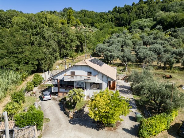 casa indipendente in vendita a Chieti in zona San Salvatore