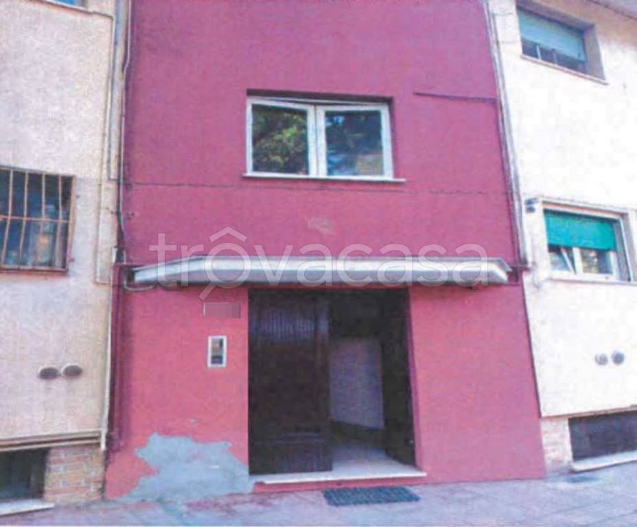 locale di sgombero in vendita a Chieti
