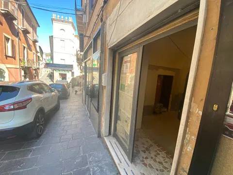 negozio in vendita a Chieti in zona Centro Città