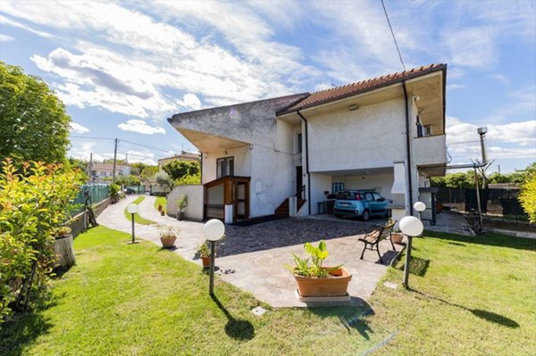 casa indipendente in vendita a Chieti in zona Brecciarola