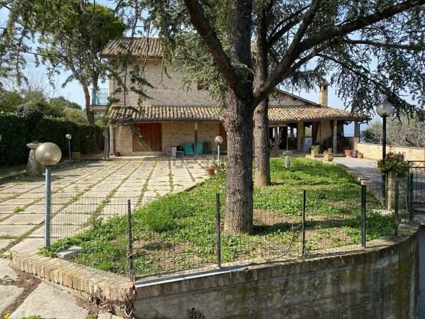 casa indipendente in vendita a Chieti in zona San Salvatore