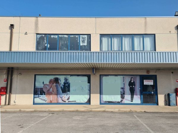 locale commerciale in vendita a Chieti in zona Chieti Scalo