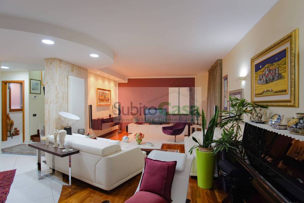 casa indipendente in vendita a Chieti in zona Centro Città