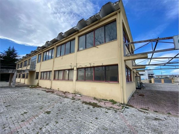 capannone in vendita a Chieti in zona Chieti Scalo