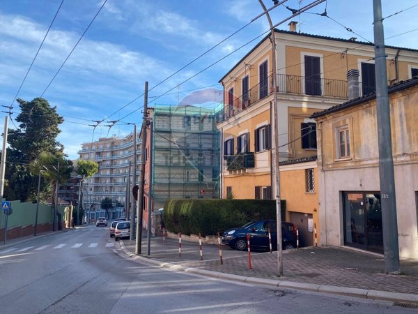locale commerciale in vendita a Chieti in zona Madonna degli Angeli