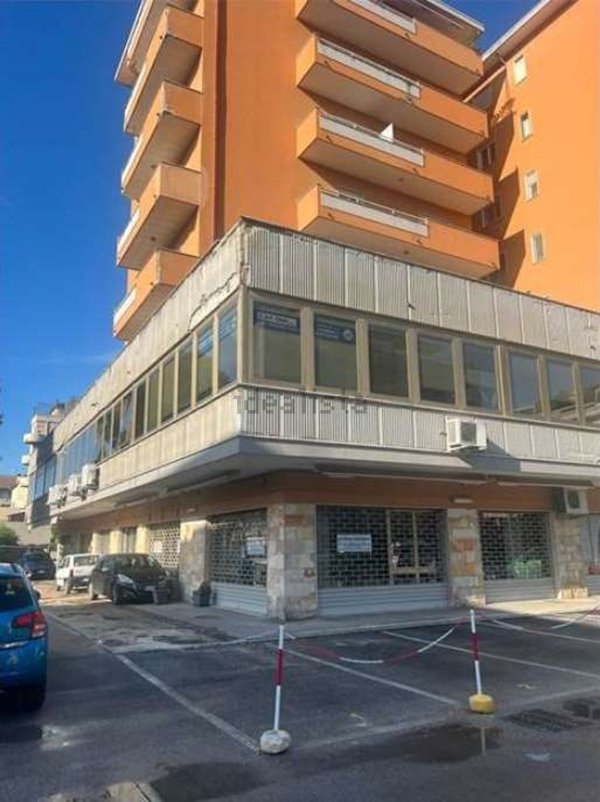 locale commerciale in vendita a Chieti in zona Chieti Scalo