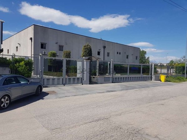 capannone in vendita a Chieti in zona Chieti Scalo