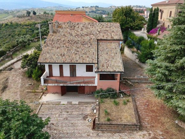 casa indipendente in vendita a Chieti in zona Centro Città