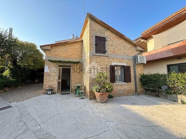 casa indipendente in vendita a Chieti in zona Brecciarola