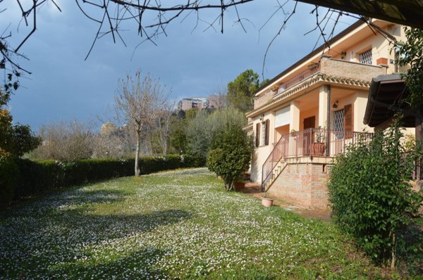 casa indipendente in vendita a Chieti in zona Centro Città