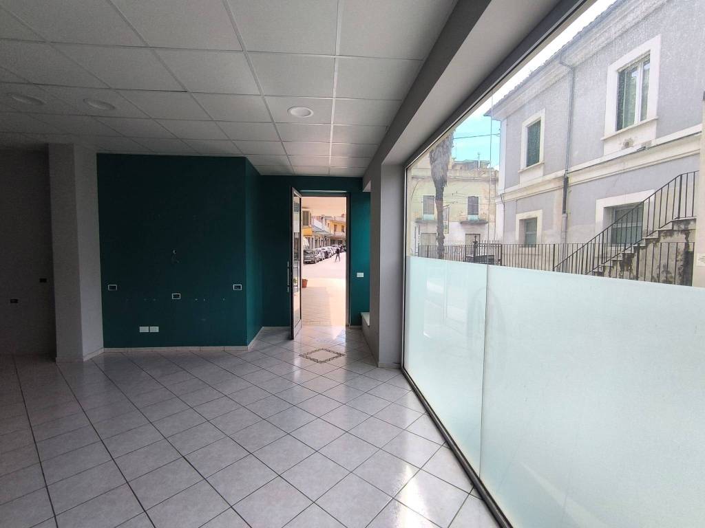 negozio in vendita a Chieti in zona Chieti Scalo