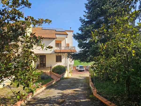 casa indipendente in vendita a Chieti in zona Fonte Cruciani
