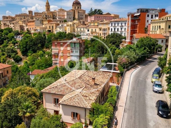 casa indipendente in vendita a Chieti in zona Centro Città