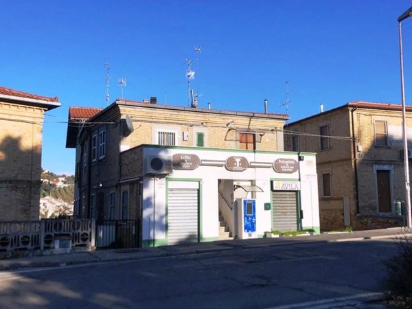 locale commerciale in vendita a Chieti in zona Tricalle