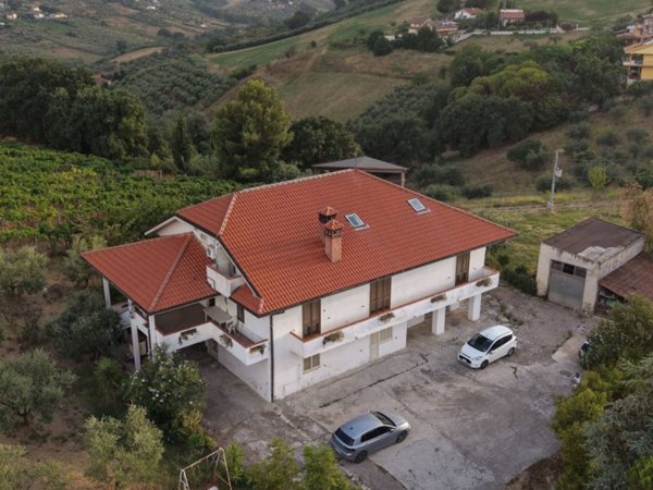 casa indipendente in vendita a Chieti in zona San Salvatore