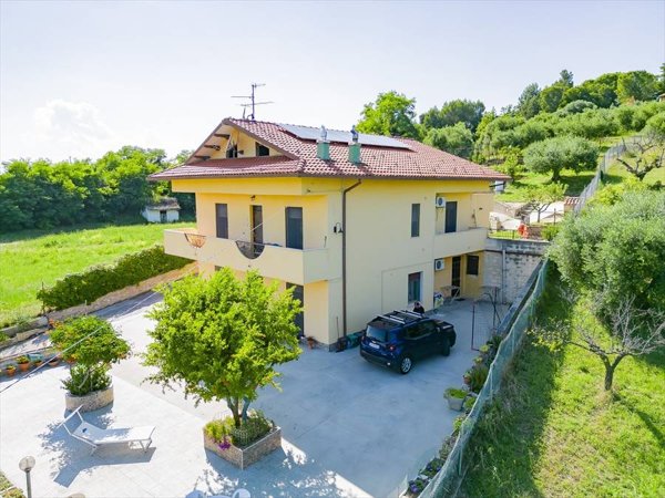casa indipendente in vendita a Chieti in zona Colle San Paolo