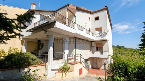 casa indipendente in vendita a Chieti in zona Madonna del Freddo