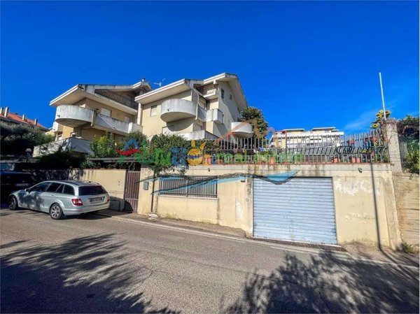 casa indipendente in vendita a Chieti